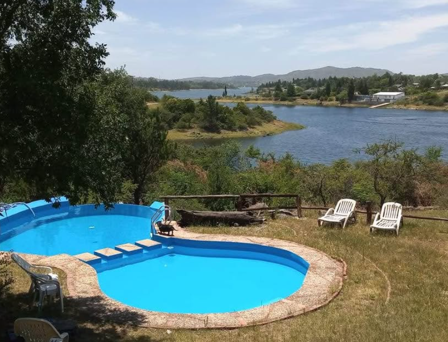 Complejo de cabañas estilo griego con vista al lago — Los Espinillos, Potrero de Garay — Global Calamuchita